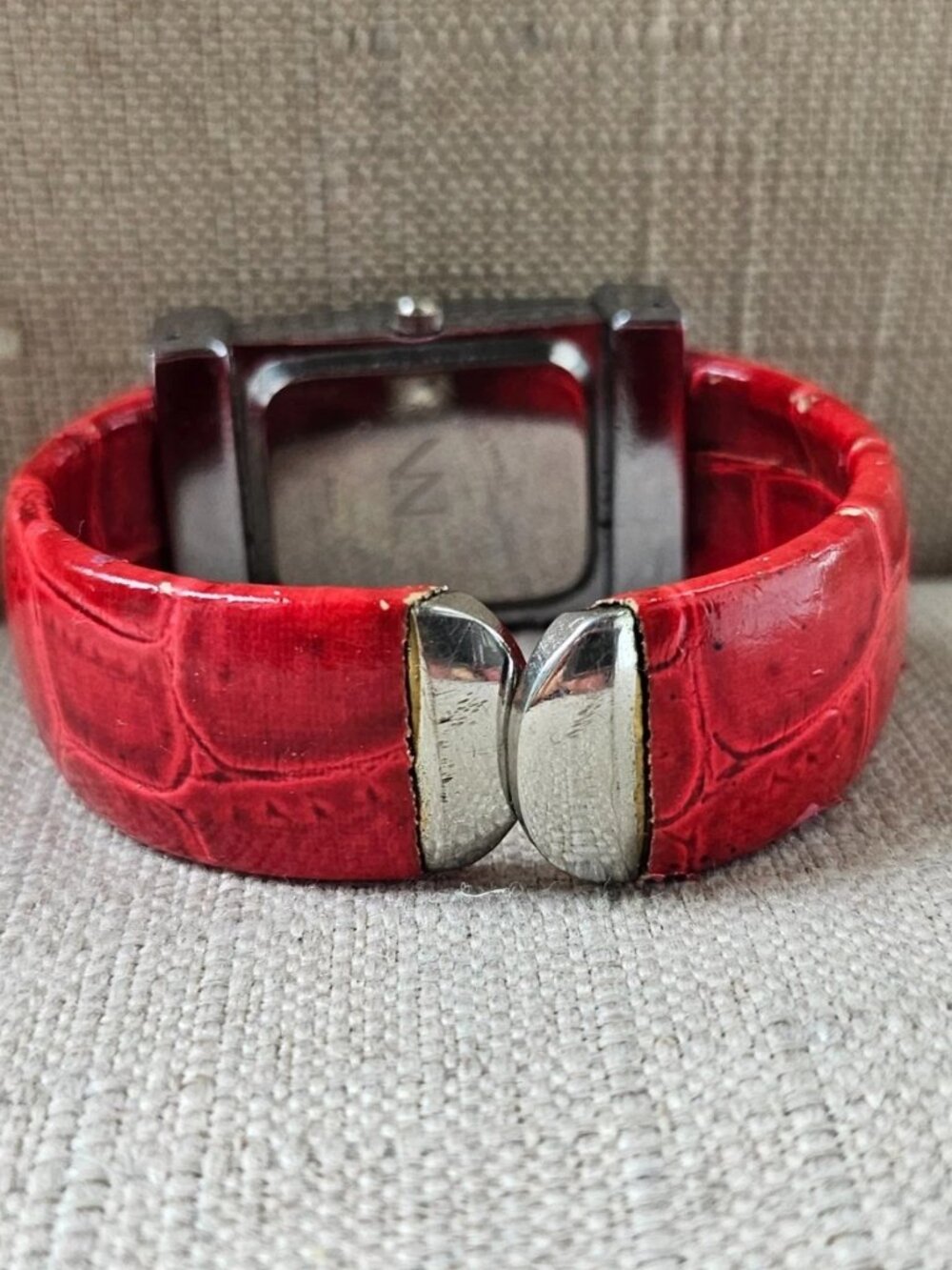 Vintage Via Nova Ladies Wristwatch Cuff Red/Silver Tone Analog Quartz Watch - Picture 9 of 12